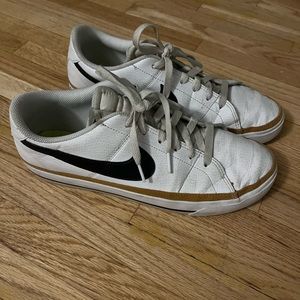 Size 10. Women’s courtside shoe.
